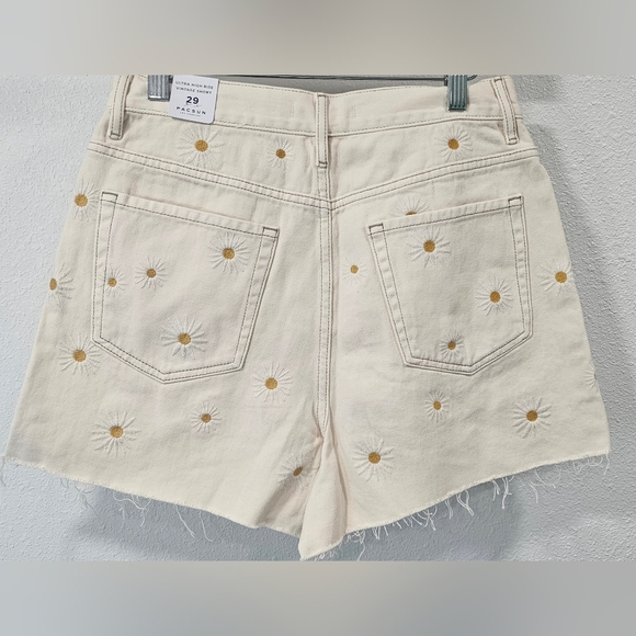 PacSun Daisy Embroidered Ultra High Waisted Vintage Denim ShortsSize 29 NWT - Picture 8 of 16